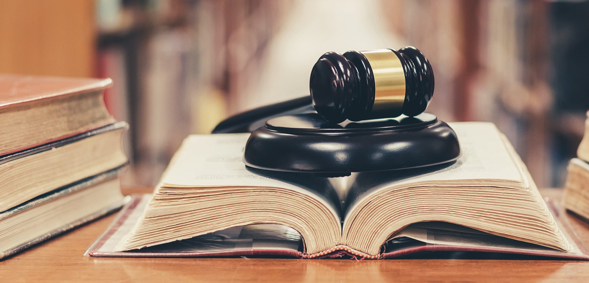  Diritto immobiliare. In genere preliminare di vendita di terreno sul quale insistono beni immobili non menzionati nell' atto - Azione ex art. 2932 c.c. - Indicazione, per il terreno, del certificato di destinazione urbanistica e, per gli edifici, degli estremi della concessione edilizia - Necessit&agrave; - Fondamento.